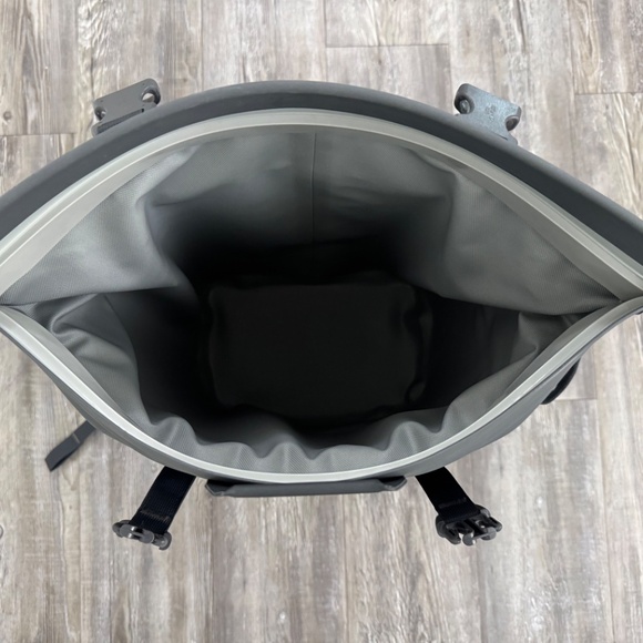 Yeti M20 Hopper Backpack Cooler charcoal - Picture 5 of 5